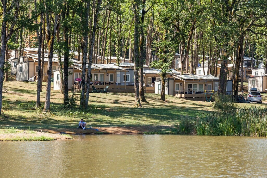 Mobil-homes en bord d'étang